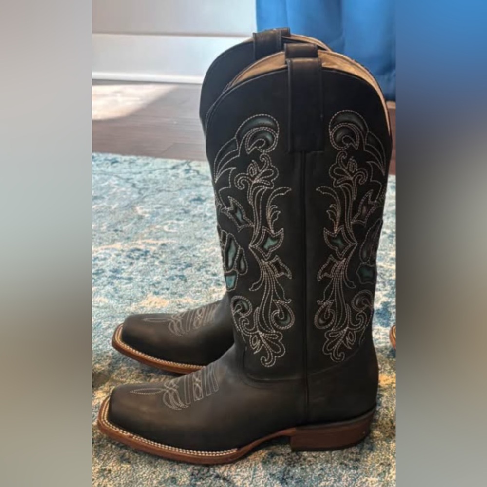J.B. Dillion women’s size 8. black embroidered cowgirl boots, turquoise details